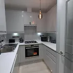 Family Friendly Fully Refurbished 3 Bedroom, 3 Bathroom Property In London