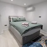 Family Friendly Fully Refurbished 3 Bedroom, 3 Bathroom Property In London