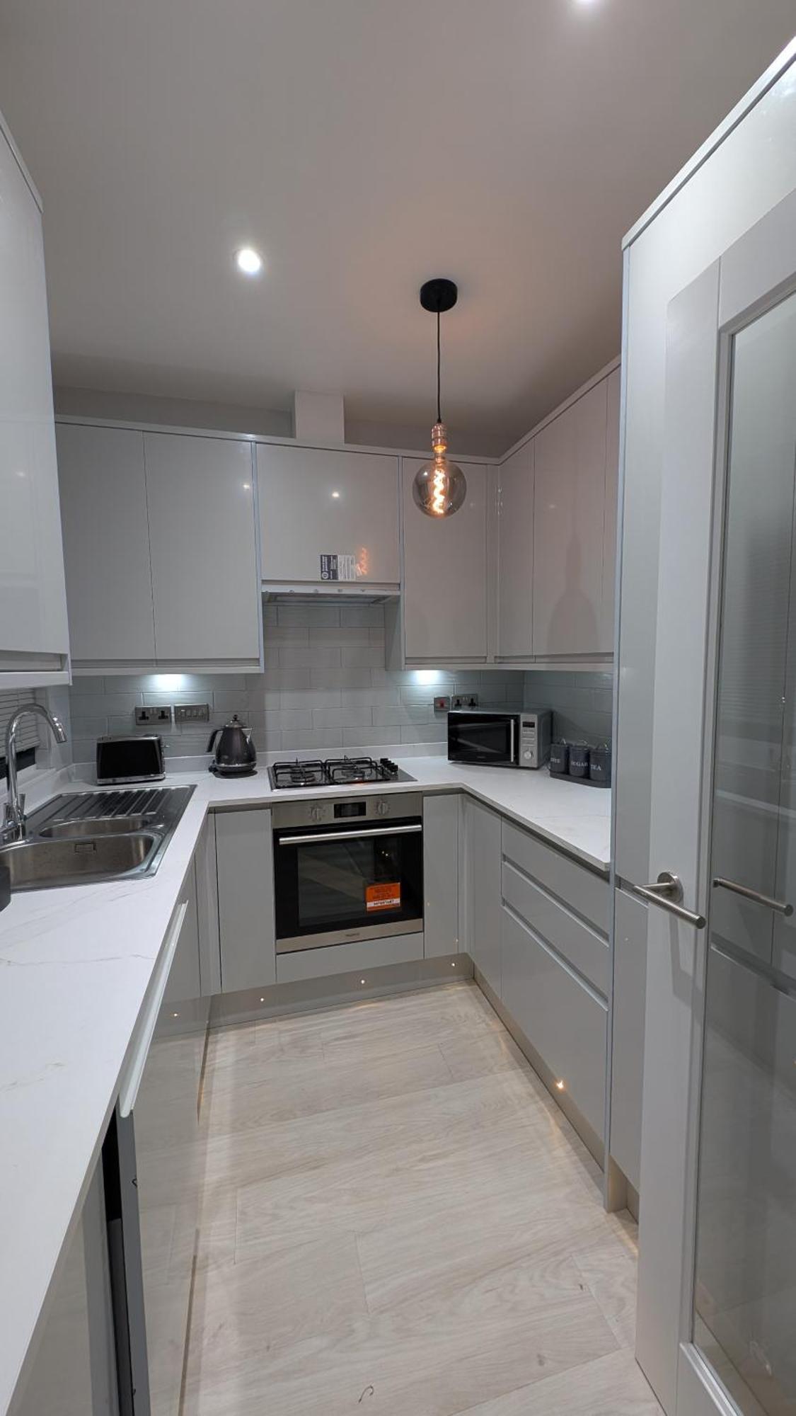Family Friendly Fully Refurbished 3 Bedroom, 3 Bathroom In