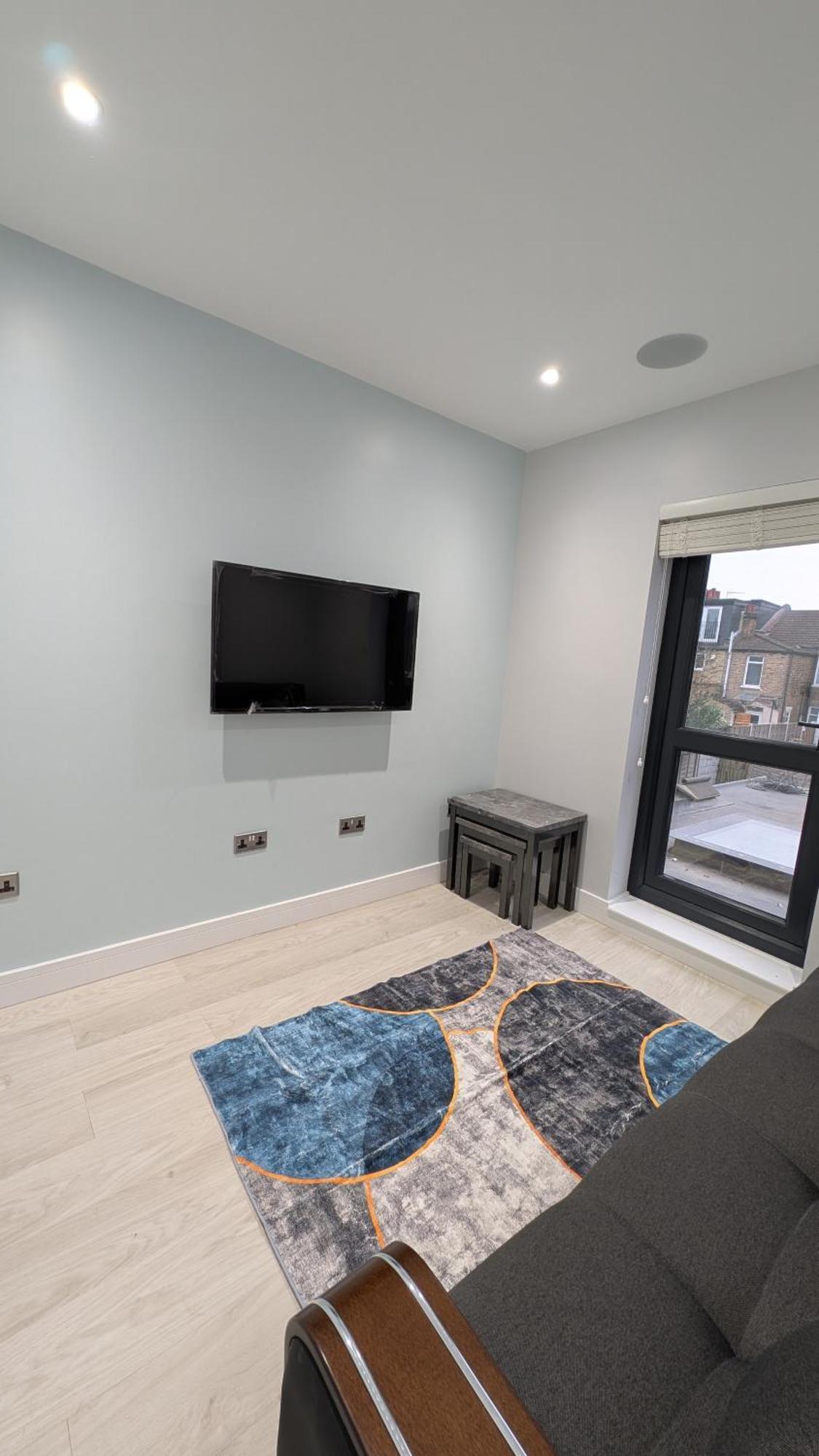 Family Friendly Fully Refurbished 3 Bedroom, 3 Bathroom In Apartment *