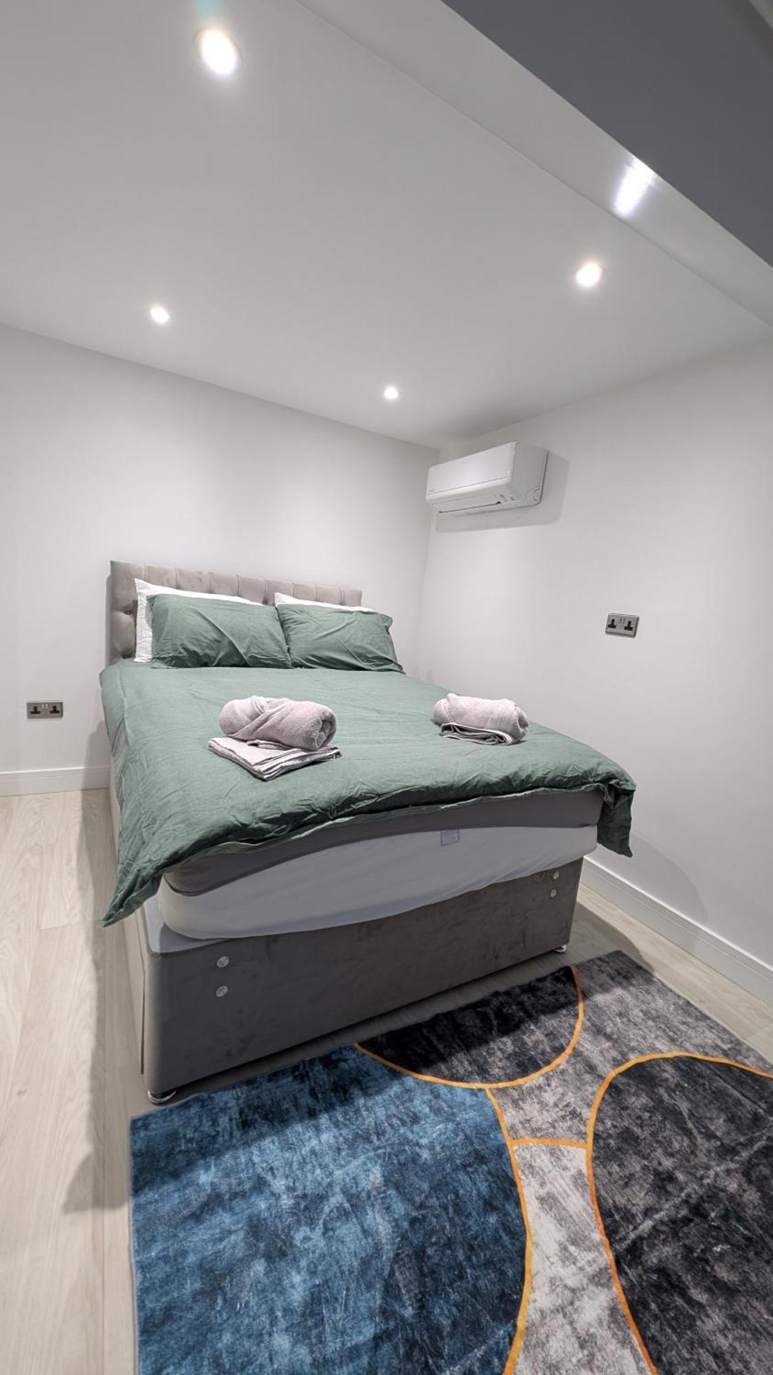 Family Friendly Fully Refurbished 3 Bedroom, 3 Bathroom In * London