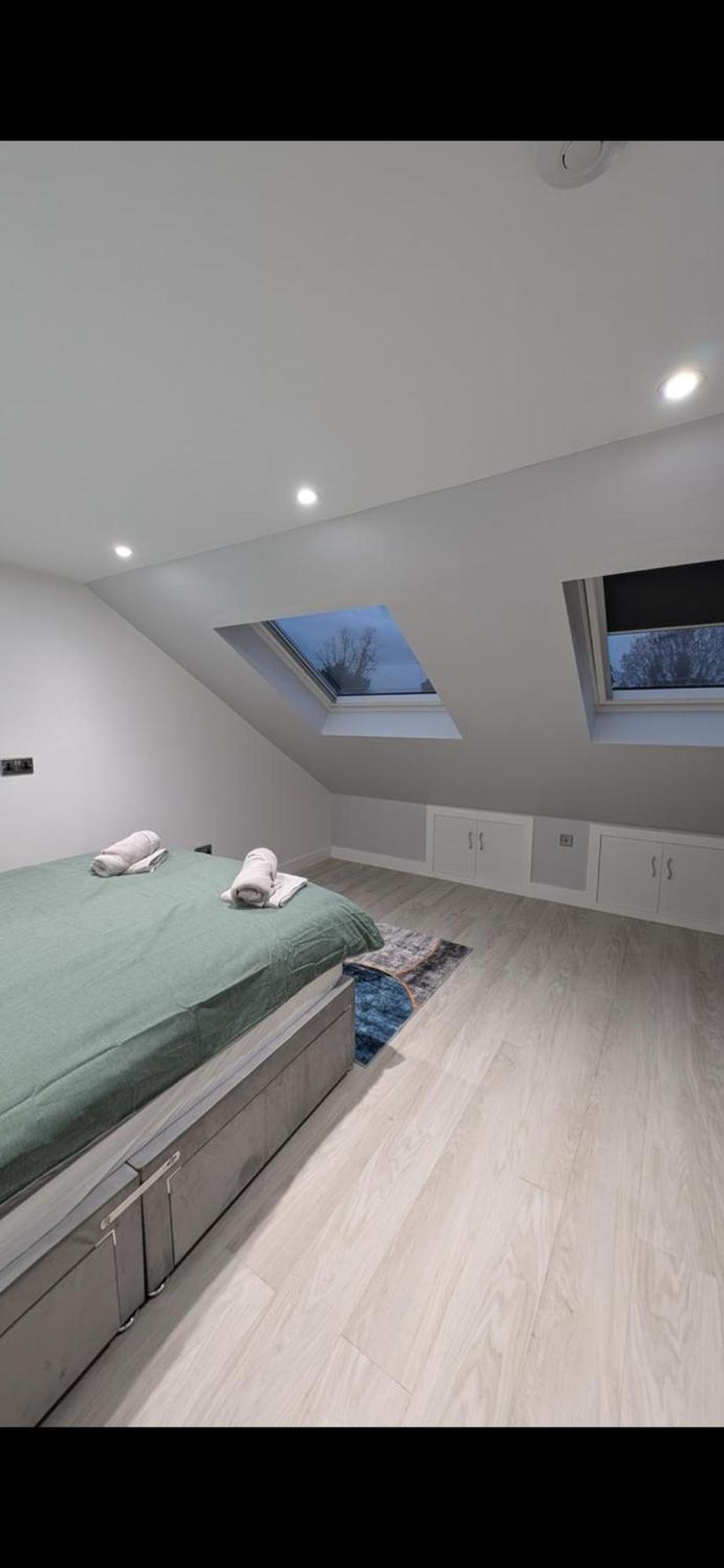 Family Friendly Fully Refurbished 3 Bedroom, 3 Bathroom In Apartment *